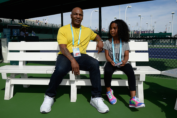Майк Тайсън в Индиън Уелс със семейството си, Цонга се снима с него