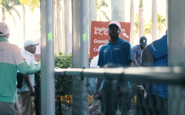 Под прикритите: Тиафо се превърна в служител на Miami Open (видео) Под прикритите: Тиафо се превърна в служител на Miami Open (видео)