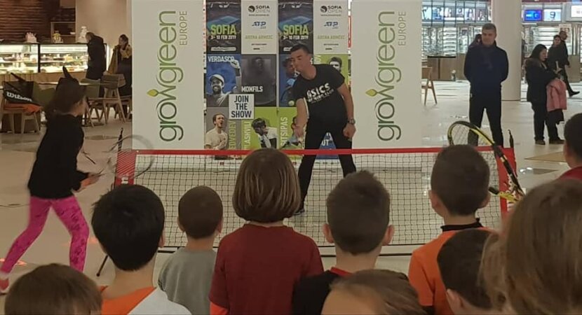 Димитър Кузманов зарадва стотици деца в Благоевград преди Sofia Open Димитър Кузманов зарадва стотици деца в Благоевград преди Sofia Open
