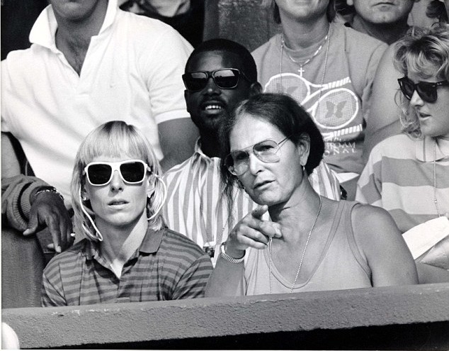 PKT5125-374309 MARTINA NAVRATILOVA TENNIS PLAYER Martina Navratilova and Renee Richards watch Graf and Shriver.