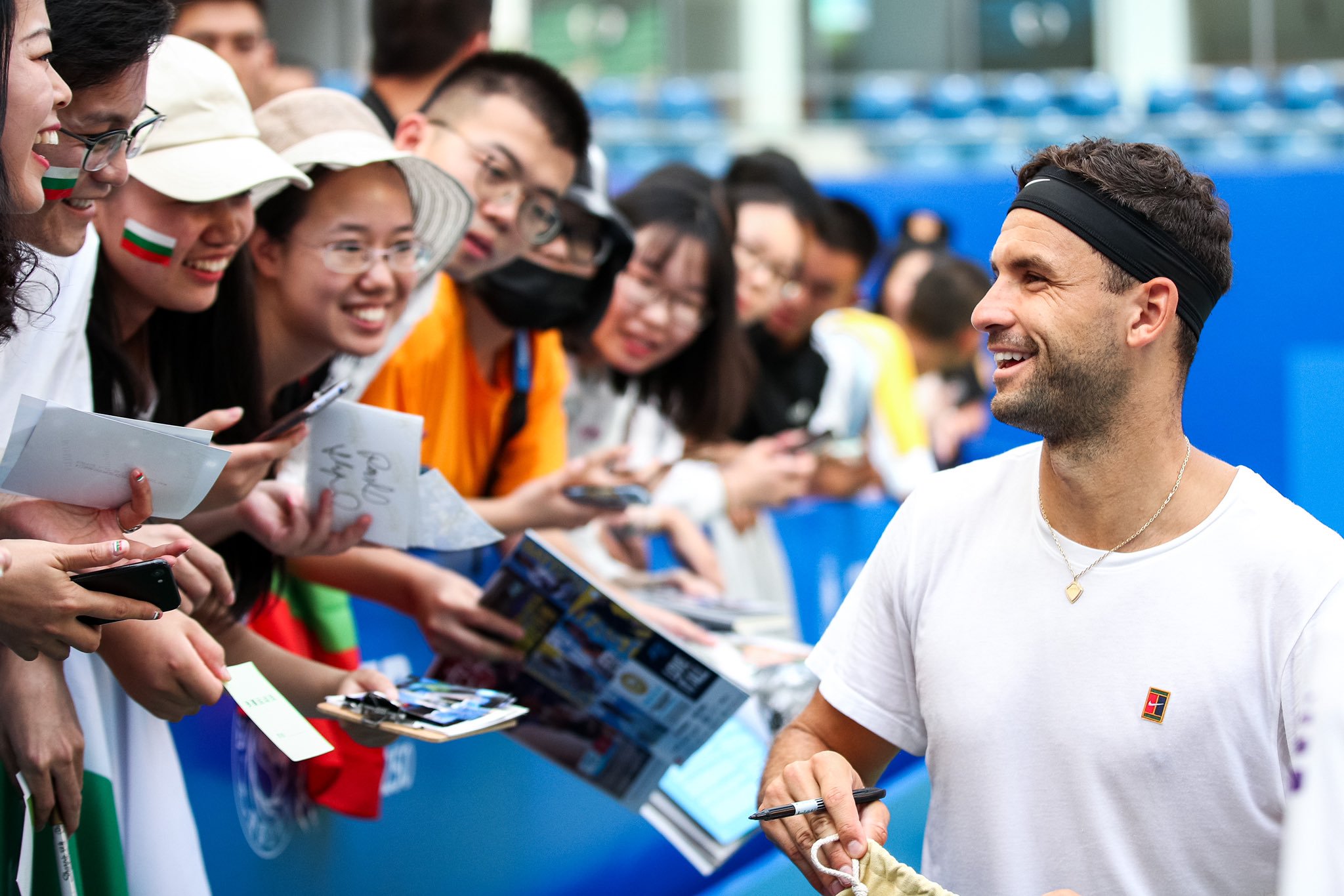 Grigor Dimitrov with fans at Chengdu Open 2019