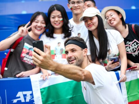 Grigor Dimitrov with fans at Chengdu Open 2019