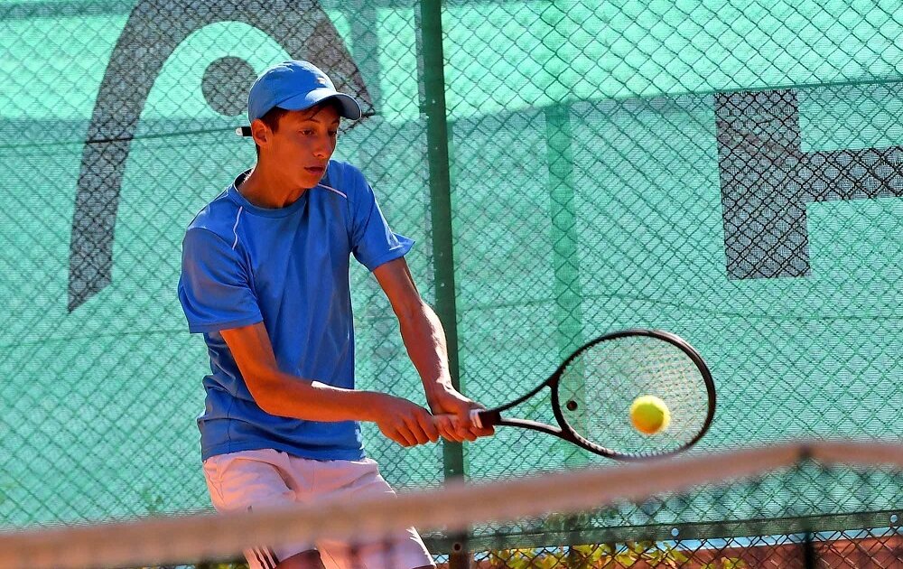 17 годишният Михаил Иванов направи успешен дебют в професионалния тенис Той