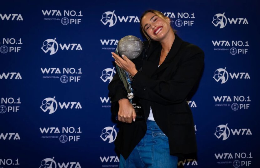 WTA връчи трофея на Сабаленка, но допусна сериозен гаф (снимки) WTA връчи трофея на Сабаленка, но допусна сериозен гаф (снимки)