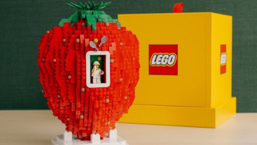 LEGO подари гигантска ягода на Ига Швьонтек LEGO подари гигантска ягода на Ига Швьонтек